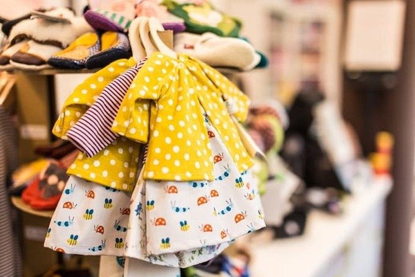 Bố mẹ nên chú ý đến chiều cao và cân nặng của trẻ để lựa chọn trang phục phù hợp
