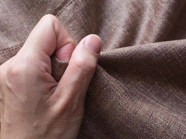 H&agrave;ng hiệu ch&iacute;nh h&atilde;ng thường ch&uacute; trọng đến chất liệu vải, cảm nhận tốt khi sờ