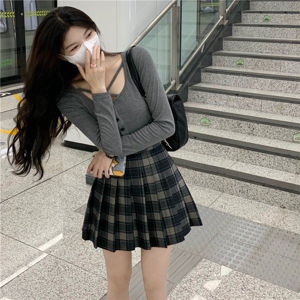 Phong cách ulzzang với áo croptop và chân váy xếp ly