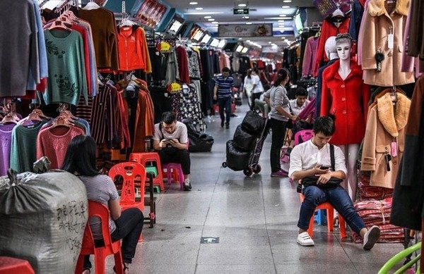 Nhập hàng Quảng Châu tại các chợ đầu mối giúp kiểm tra hàng trực tiếp, tránh sai sót về chất lượng sản phẩm
